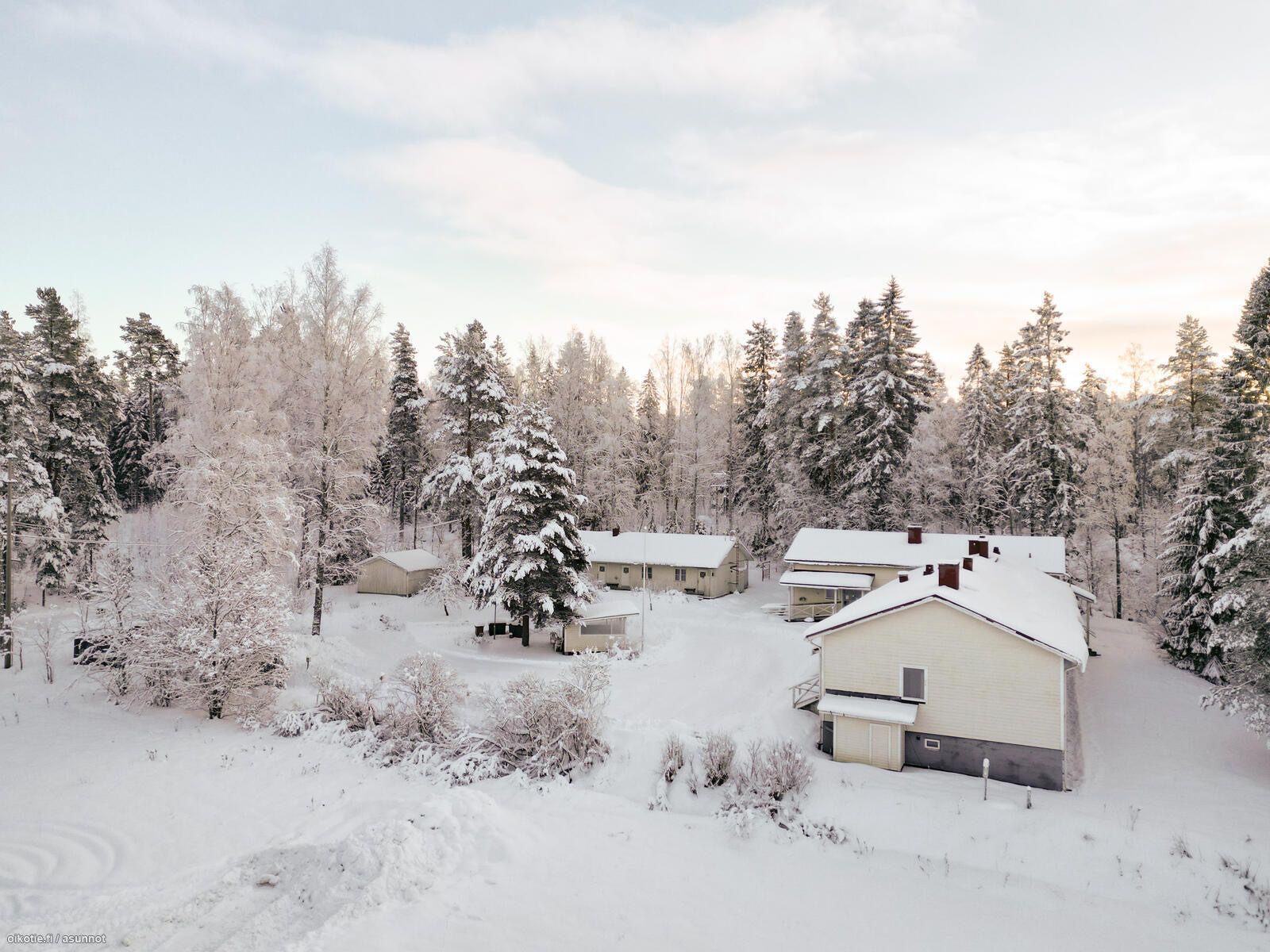 14 huoneen asuntola isoilla yhteisillä tiloilla sekä 5 pientä kaksio rivitalossa